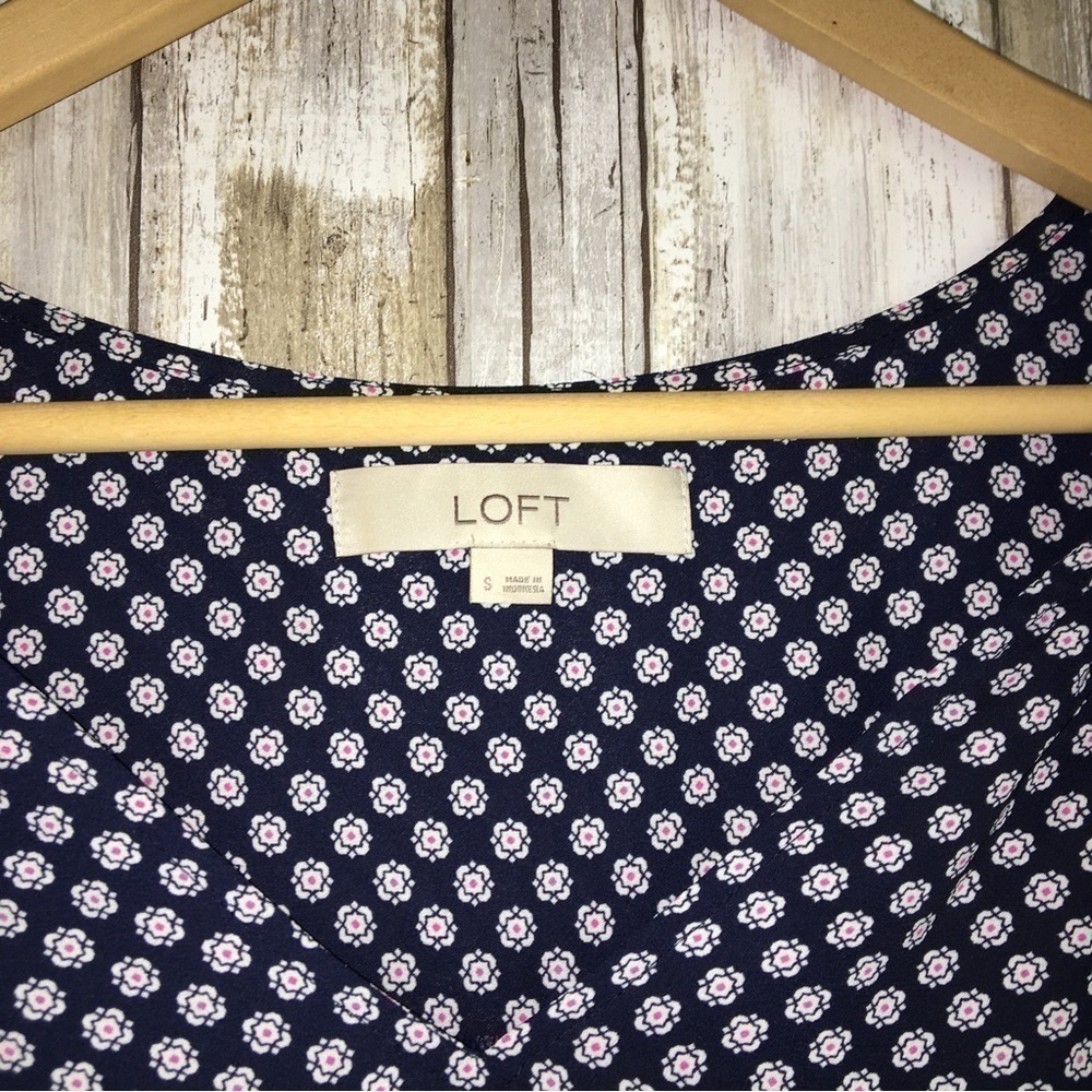 LOFT Navy Floral Cap Sleeve Blouse Small Lightweight Rayon Top - Picture 3 of 3
